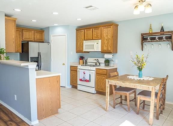 4th image of 1274 Beechwood Dr