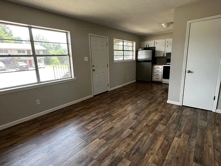 302 E Houston St — Photo 14