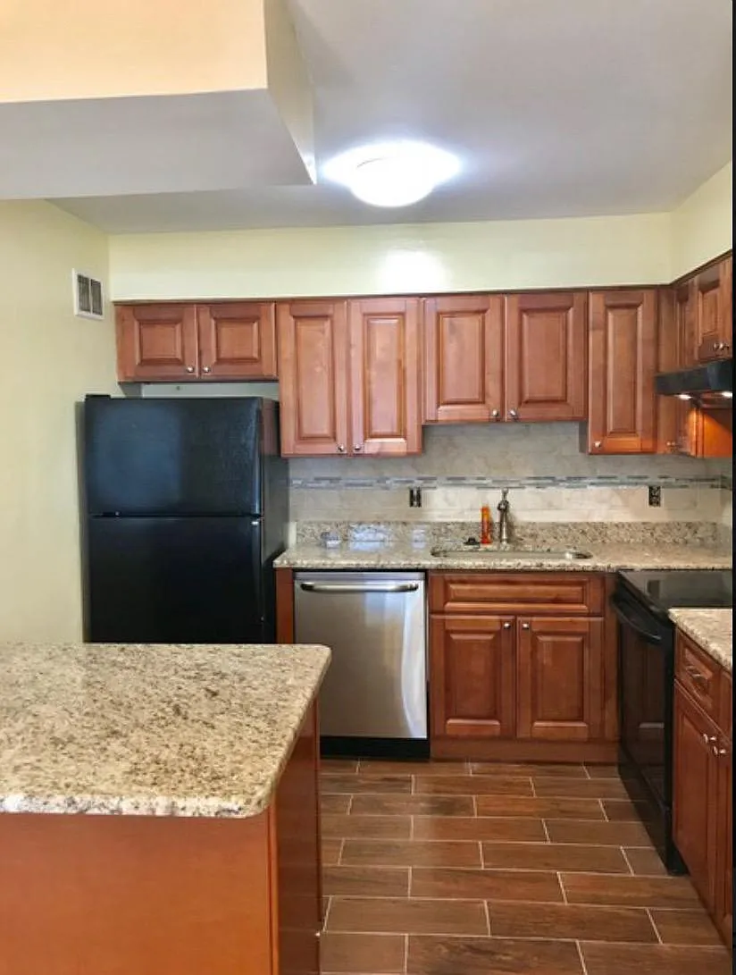 2 bed, 1.5 bath, 1320 sqft, $2,200 — Photo 3