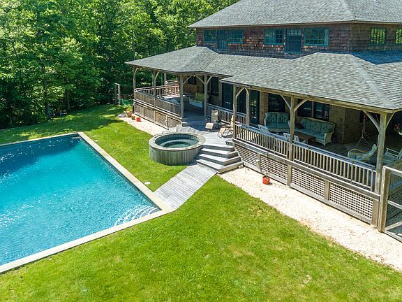 3rd image of 27 Deep Wood Ln