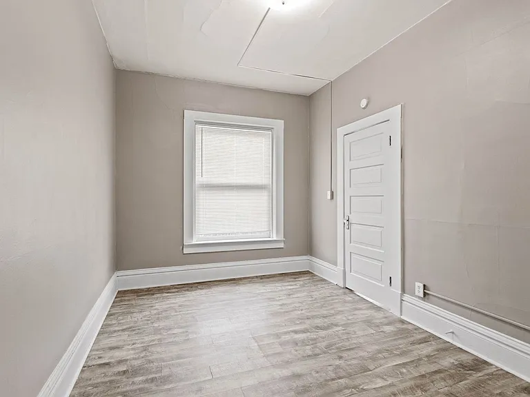 1221 N Monroe St — Photo 11