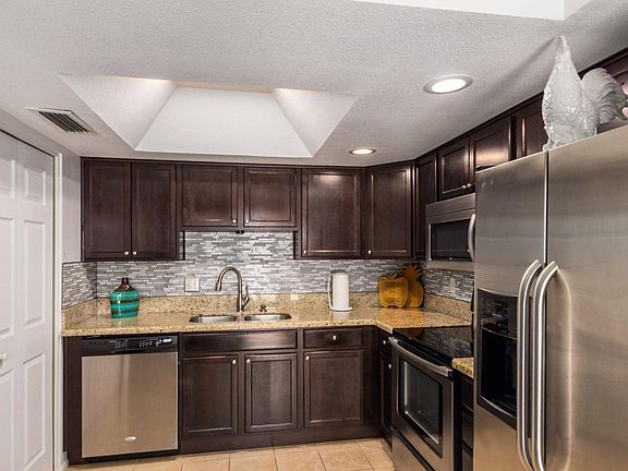 3rd image of 920 E Diamond Dr
