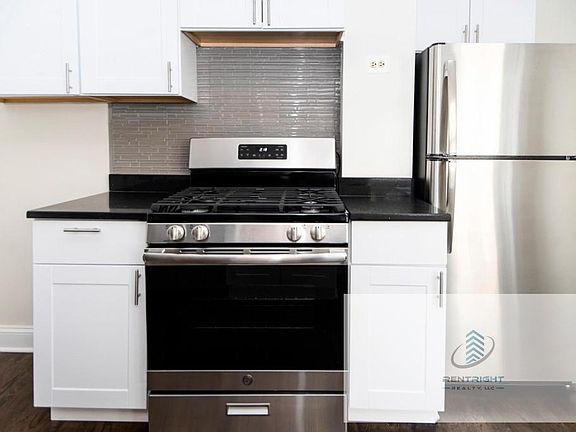 2nd image of 3815-23 N Greenview Ave #3821-2E