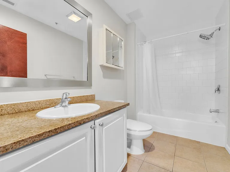 Farmington Avenue Apartments — Photo 19