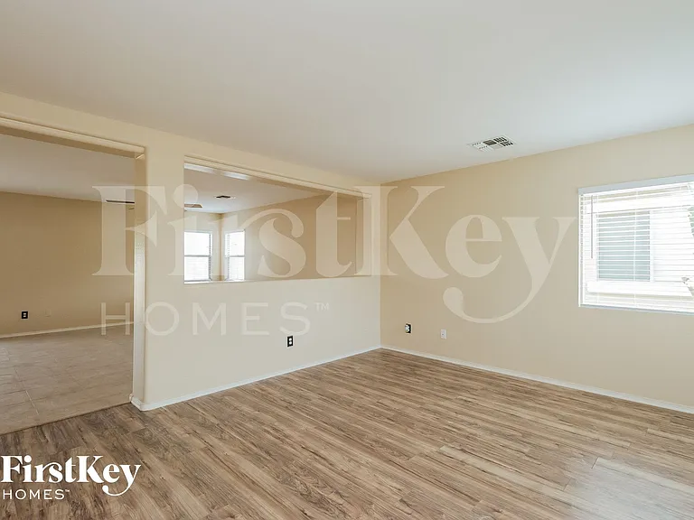 1730 E Maddison Cir — Photo 2
