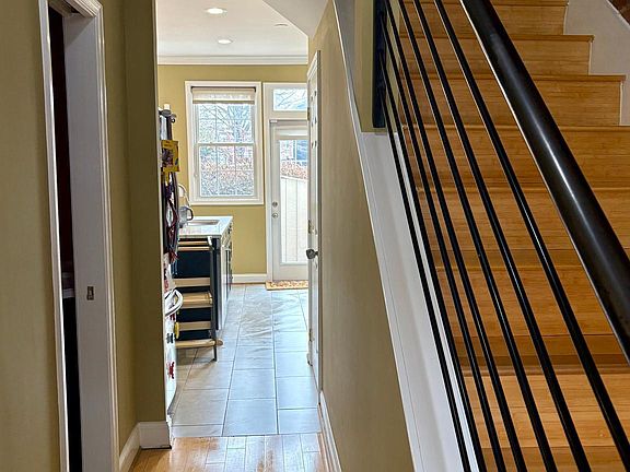 5th image of 1011 8th St NE