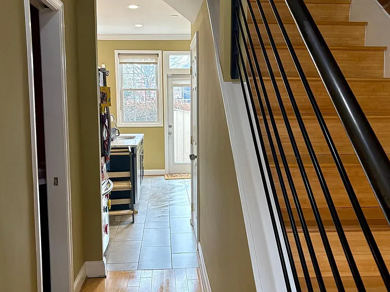 1011 8th St NE — Photo 5