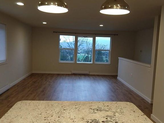 3rd image of 1036 Hillcrest Dr