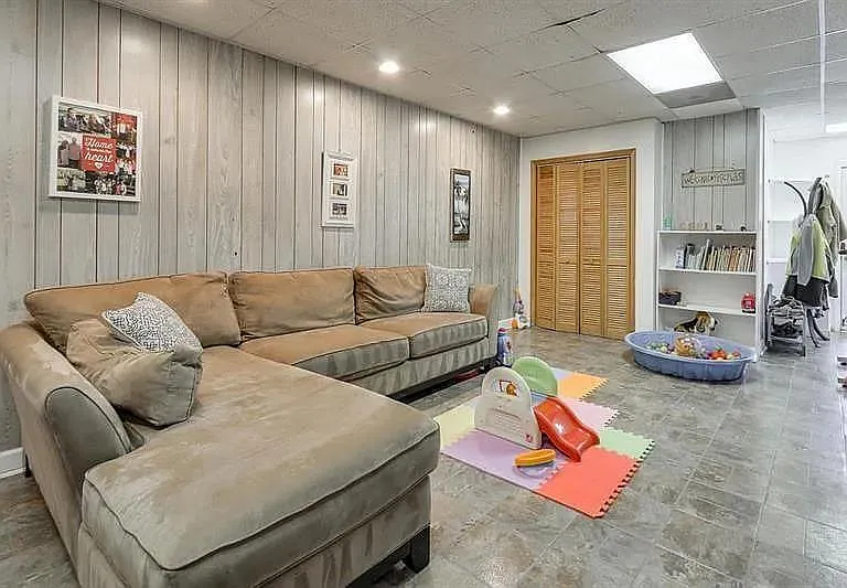 555 Greenland Rd — Photo 33