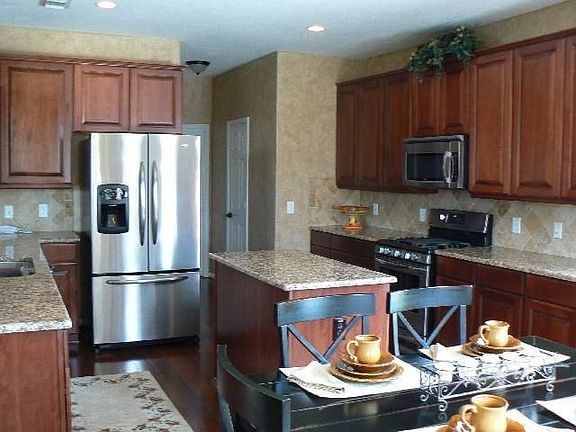 Island kitchen w/stainless appliances
