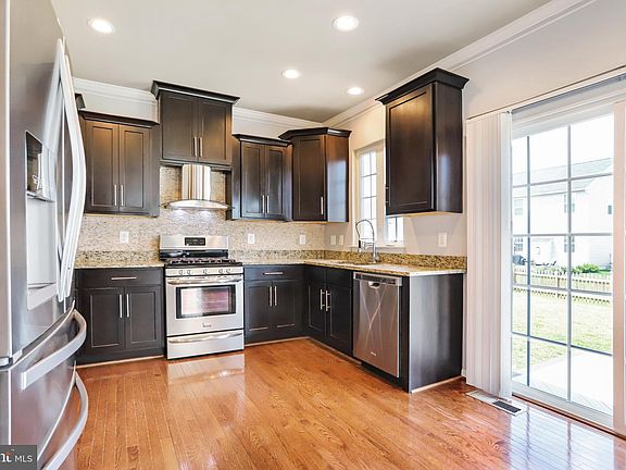 4th image of 214 Centennial Dr