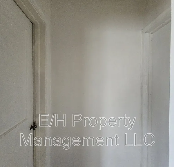 528 S Glendale St — Photo 7