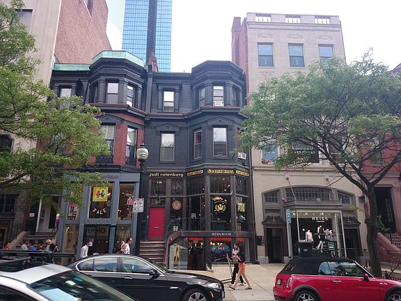3rd image of 130 Newbury St #1