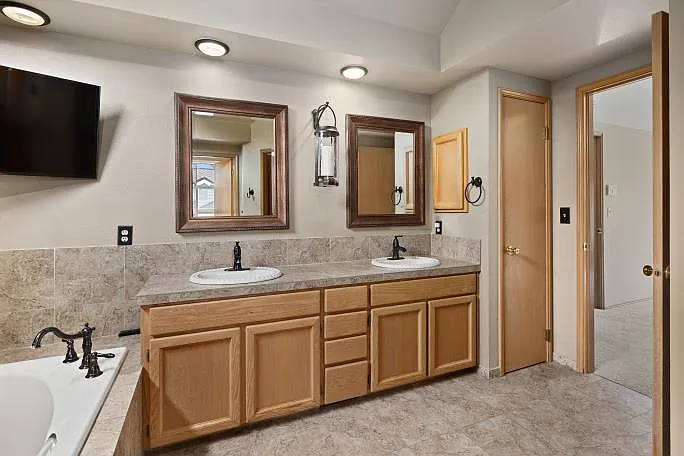 Master Bath - Double Vanity with Large Garden Tub