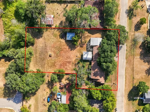 1604 J St, Floresville, TX 78114