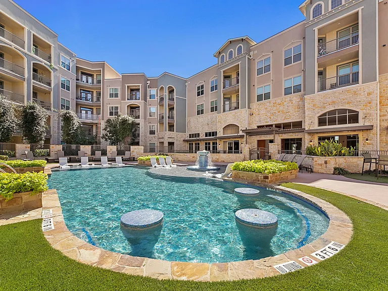 The Mark at Huebner Oaks — Photo 16