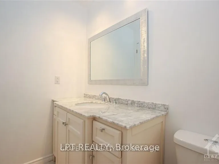 121 Erin Cres — Photo 16