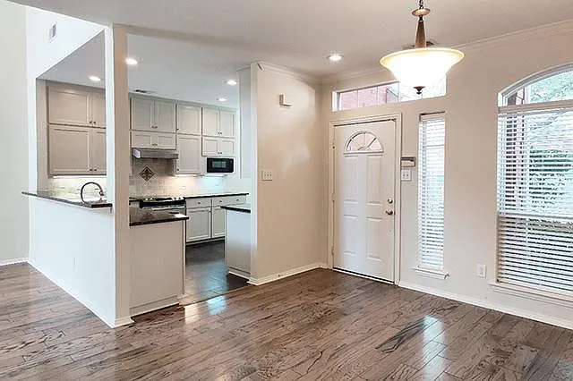 3 bed, 1958 sqft, $2,450 — Photo 3