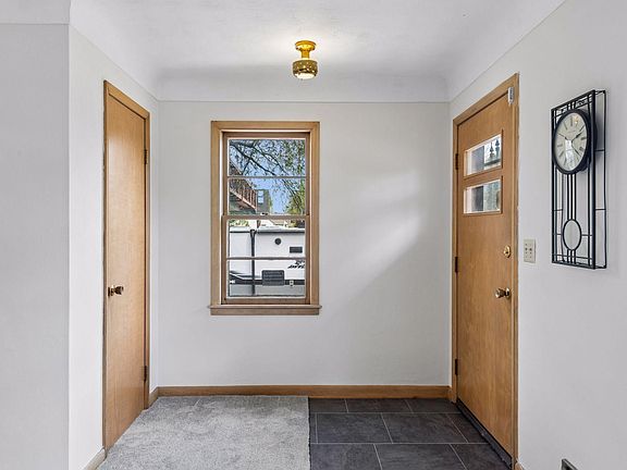 5th image of 1073 Eleanor Ave