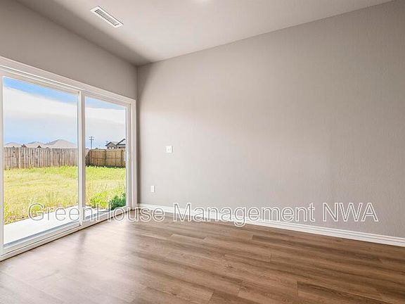 5th image of 210 Williams Ct