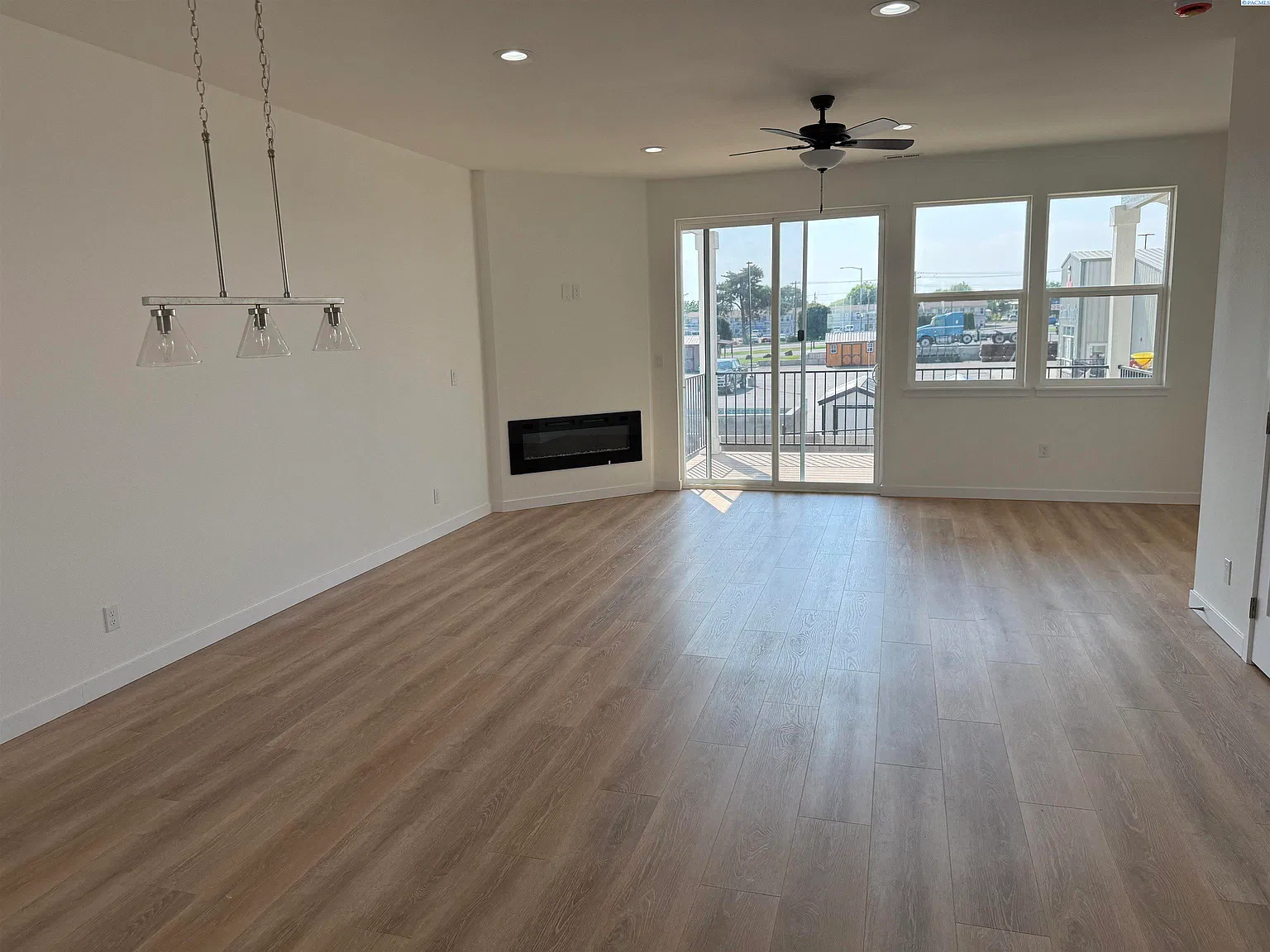 4 bed, 3.5 bath, 1898 sqft, $2,100 — Photo 3