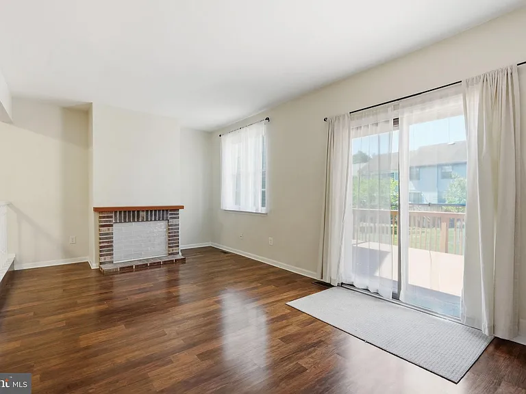 204 Livingston Ct — Photo 12