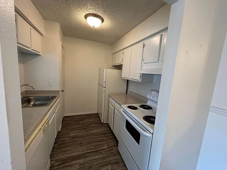 Almonte Apartments — Photo 16