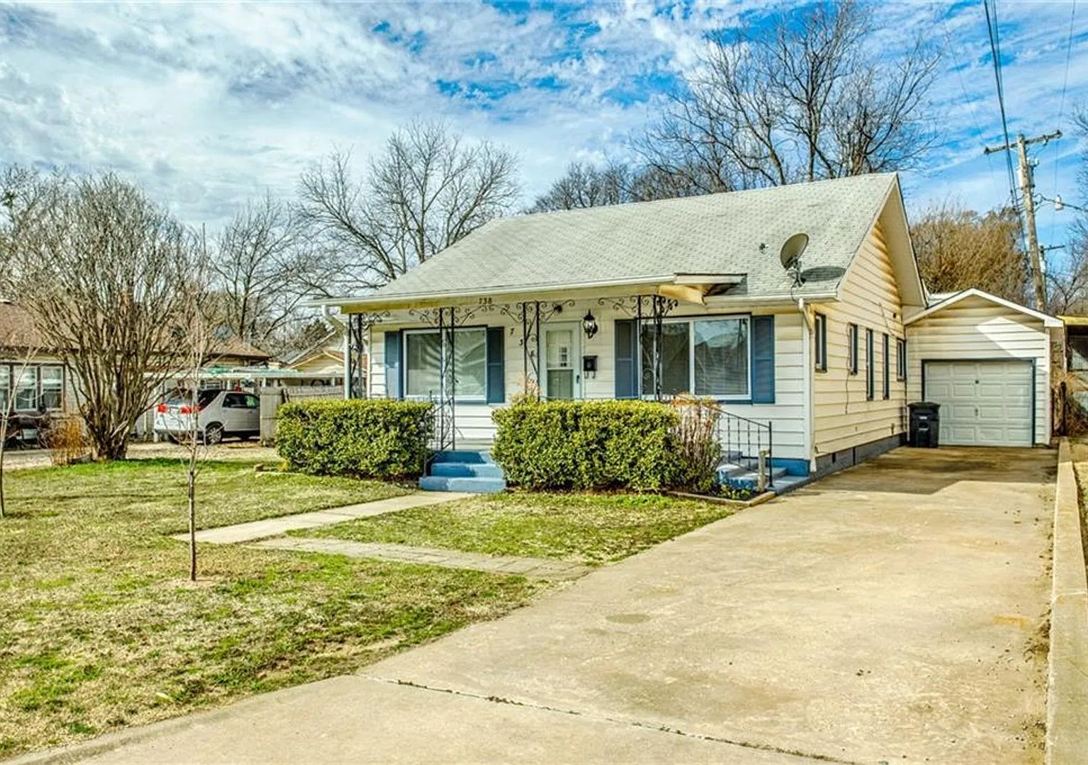 Cute 3 bedroom & 1 bath Home in Shawnee! — Photo 2