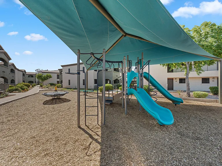 Palm Court Apartments — Photo 26