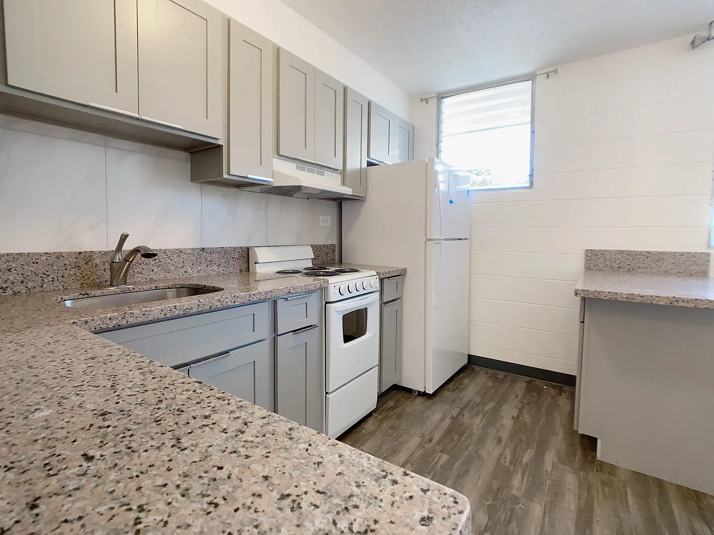 *Please View Full Ad For Details* $995 1st Month Rent Special | Desired Building Near Uh Manoa! R... — Photo 4