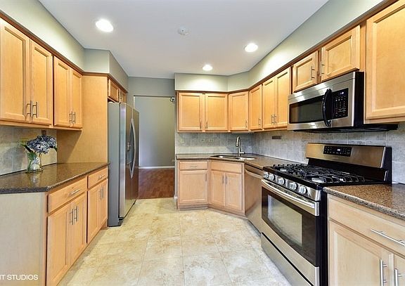 5th image of 19W277 Palace Green Ln