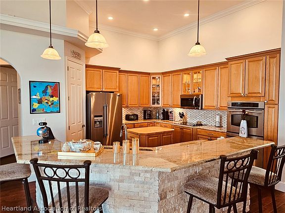 4th image of 560 Sunset Pointe Dr