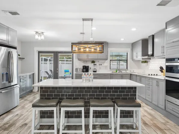 1011 67th Avenue Dr W, Bradenton, FL 34207