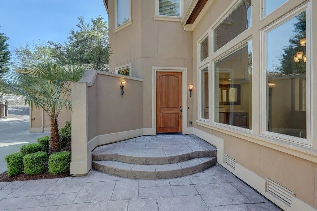 Stunning Mediterranean Oasis Minutes from Downtown Bellevue w/Lake Views! — Photo 4
