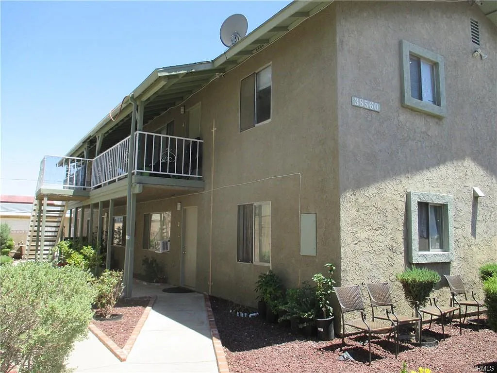 38560 Larkin Ave — Photo 1