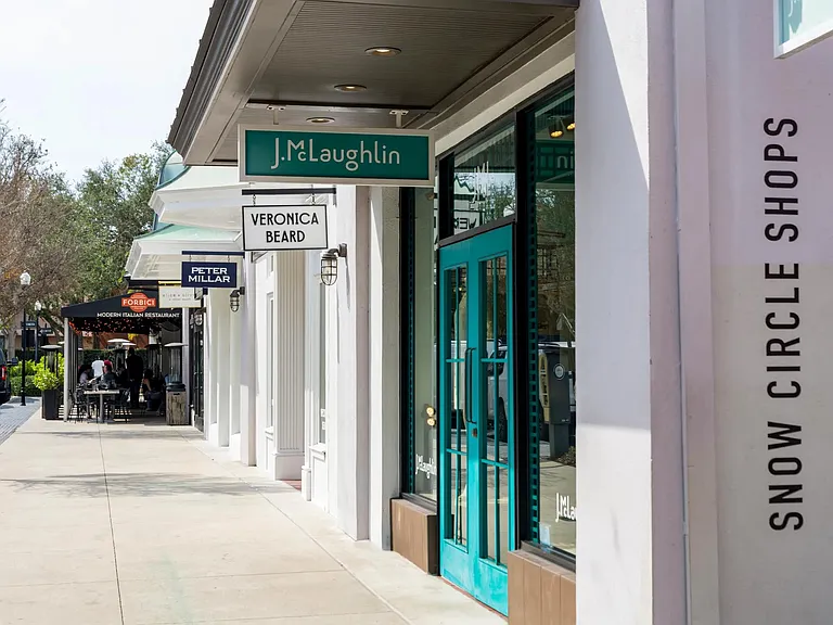 Snow Circle Shops keep Modera Encore close to boutique retail, local dining, and the inviting walkability of Hyde Park Village.