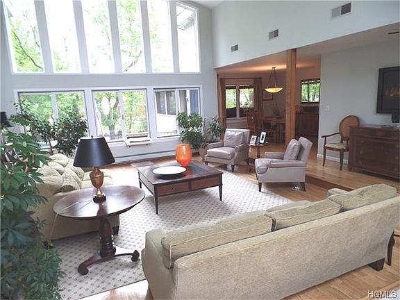 4th image of 28 Doral Ct