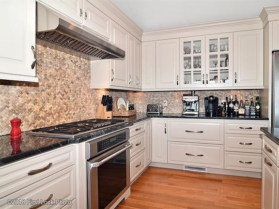 5th image of 61 Charlotte Dr