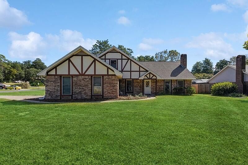 1st image of 1103 Sandalwood Cir