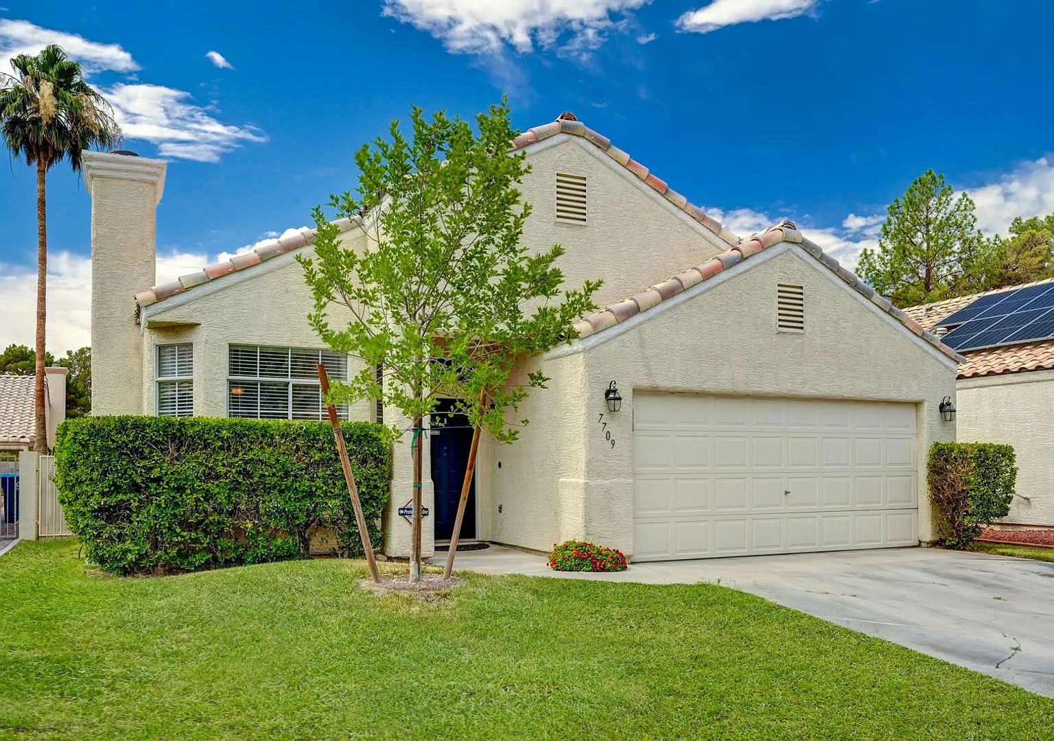 Single Story Home in Northwest Las Vegas with nicely Shaded Real Grass backyard and Community Pool — Photo 3