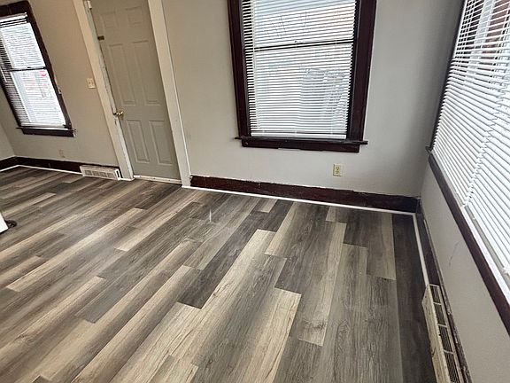 2nd image of 910 Dakin St