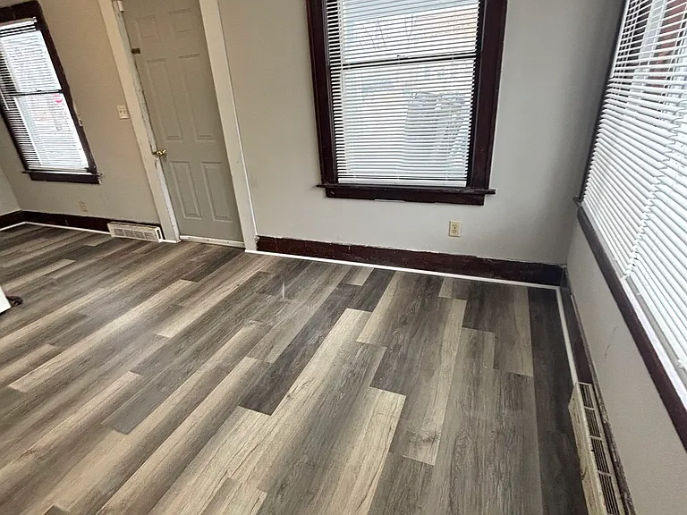 910 Dakin St — Photo 2