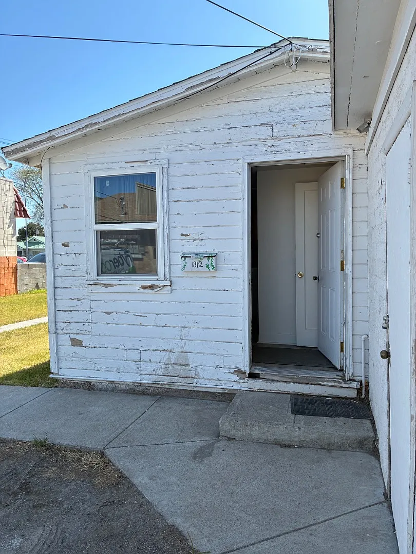 1312 Hansen Ave — Photo 4