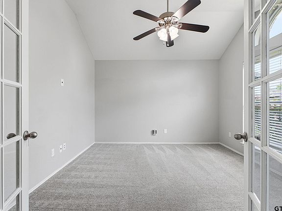 4th image of 681 Frederick Cir