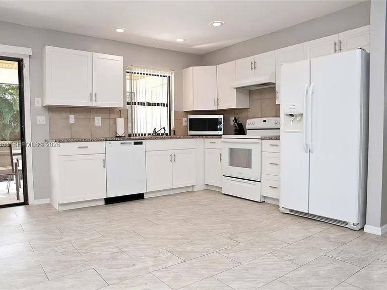 722 SE Thanksgiving Ave — Photo 9