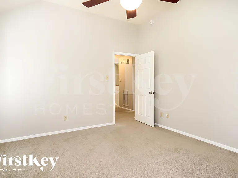 1039 Wentworth Dr — Photo 9