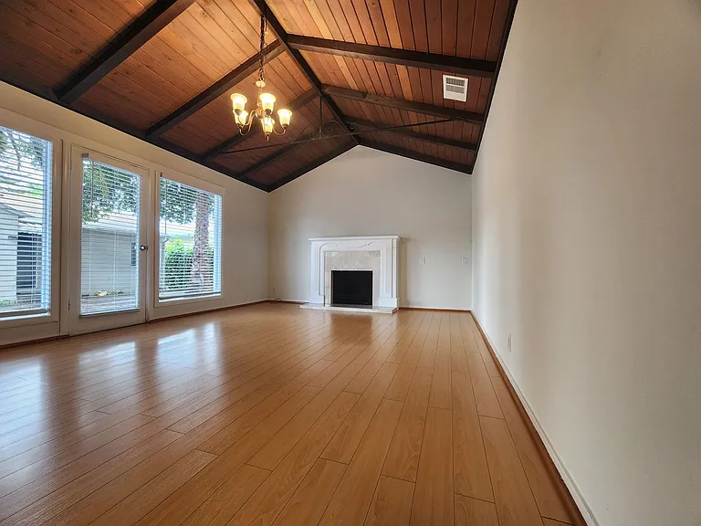 Check out this cozy 2-bedroom, 1-bathroom apartment located in the heart of Mountain View! — Photo 11