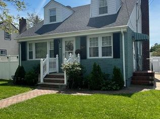 247 Barwick Blvd, Mineola, NY 11501