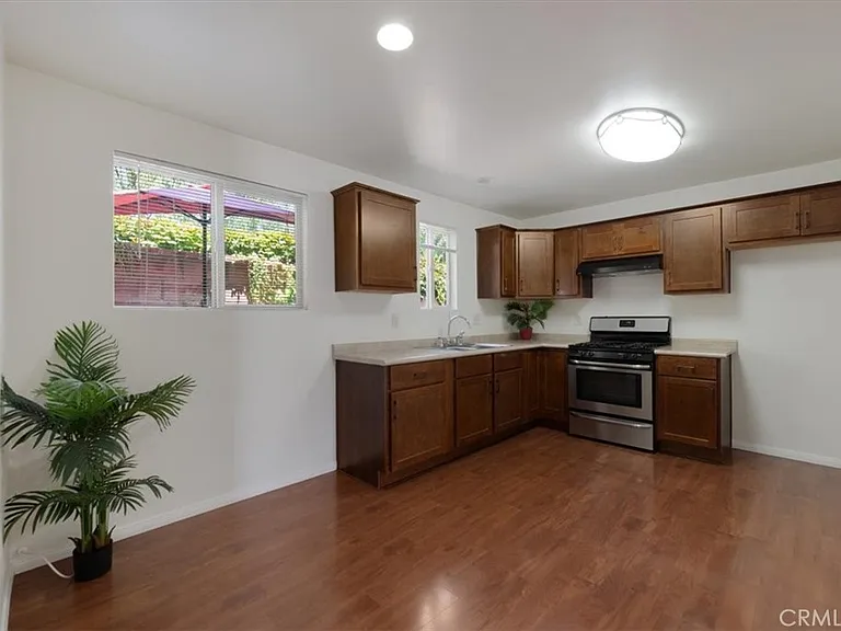22521 Victory Blvd #B — Photo 8