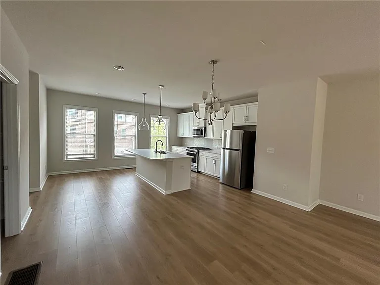 3715 Davis Cir — Photo 7